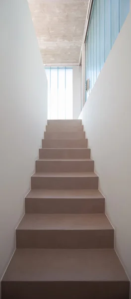 Escadaria em apartamento moderno — Fotografia de Stock