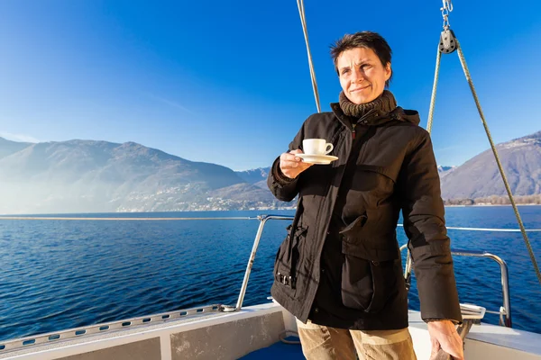 Žena dělá přestávku na kafe na plachetnici — Stock fotografie