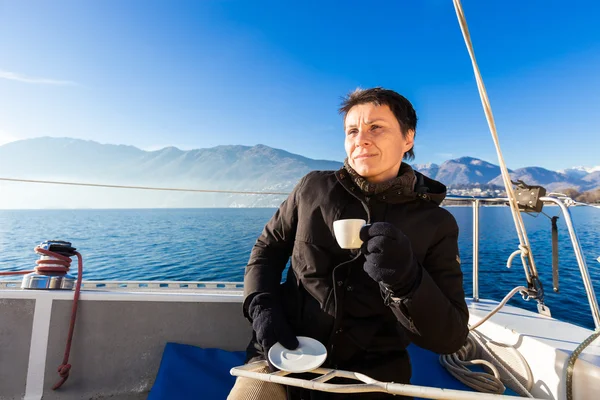 Frau macht Kaffeepause auf dem Segelboot — Stockfoto