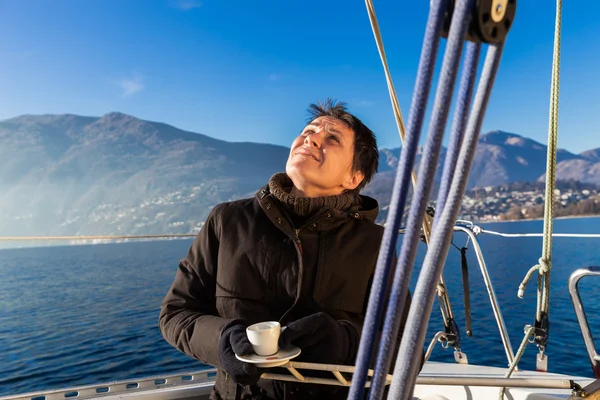 Mulher faz uma pausa para o café no barco à vela — Fotografia de Stock