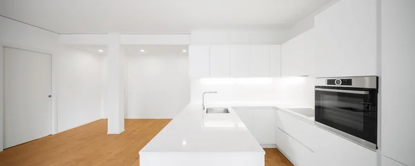 Интерьер современной квартиры, кухня — стоковое фото
