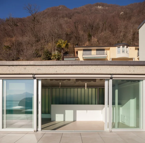Moderna hus, veranda现代的房子阳台 — 图库照片