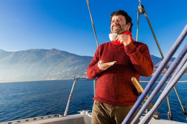 Erkekler yapar kahve molası sailboard üzerinde