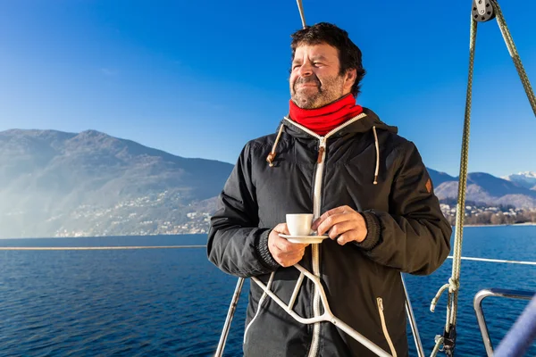 Mannen maakt een koffiepauze op sailboard — Stockfoto