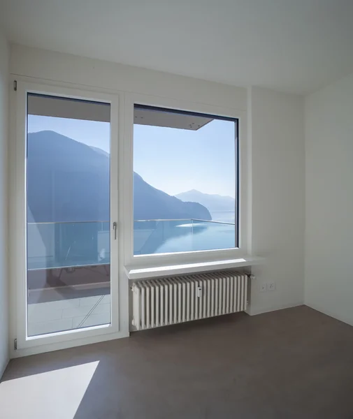 Chambre vide dans maison moderne, vue sur le lac — Photo