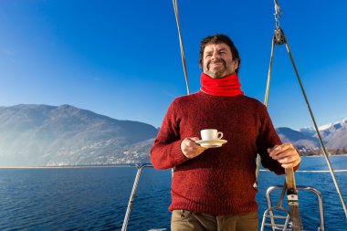Erkekler yapar kahve molası sailboard üzerinde