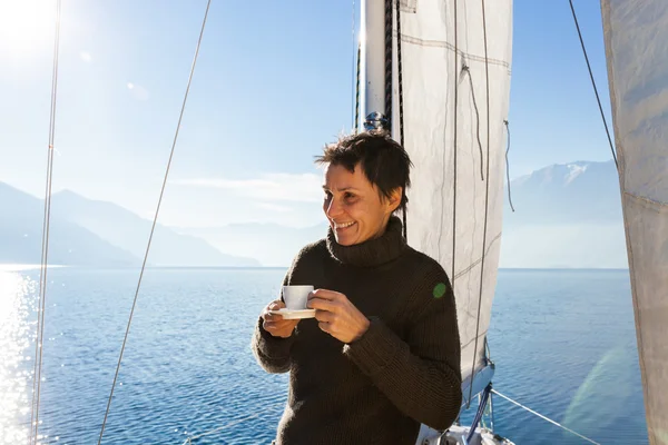女人使帆在船上喝咖啡休息时间 — 图库照片
