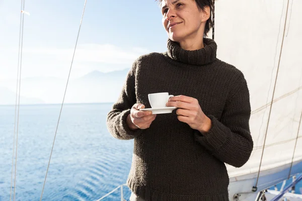 Mujer hace un descanso de café en el barco de vela —  Fotos de Stock