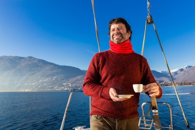 Erkekler yapar kahve molası sailboard üzerinde