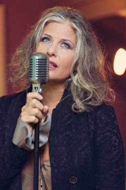 Mikrofon ile kadın şarkı iç