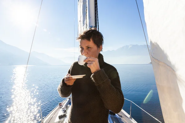 Kvinnan gör en kaffepaus på segelbåten — Stockfoto