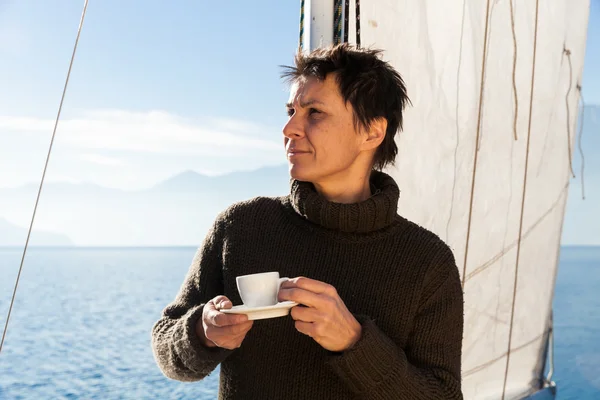 Kvinnan gör en kaffepaus på segelbåten — Stockfoto