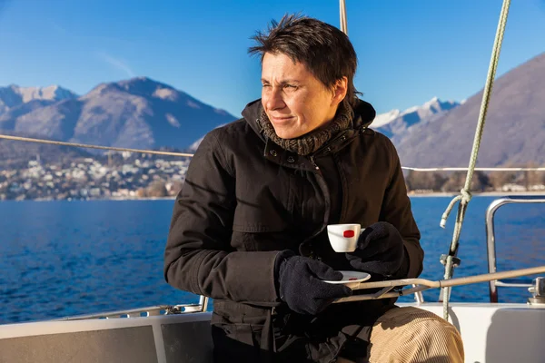 Frau macht Kaffeepause auf dem Segelboot — Stockfoto