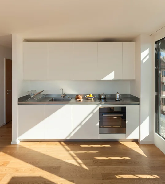 Innenraum, weiße häusliche Küche — Stockfoto