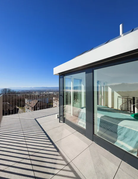 Heldere terras van een penthouse — Stockfoto