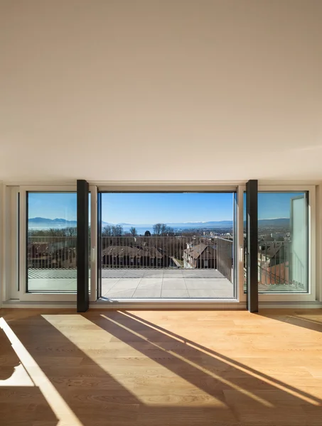Fenster einer modernen Wohnung — Stockfoto
