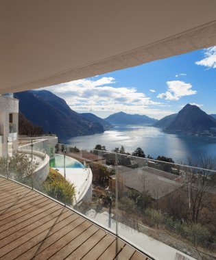 Göl Manzaralı bir Binası