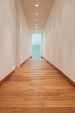 Modern bir binanın koridoru.