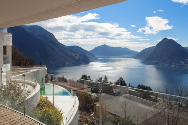 Göl Manzaralı bir Binası