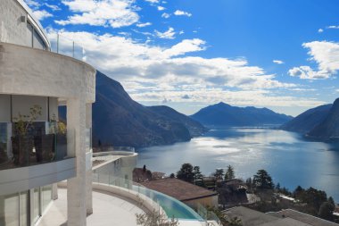 Göl Manzaralı bir Binası