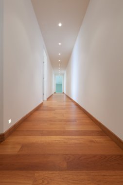 Modern bir binanın koridoru.