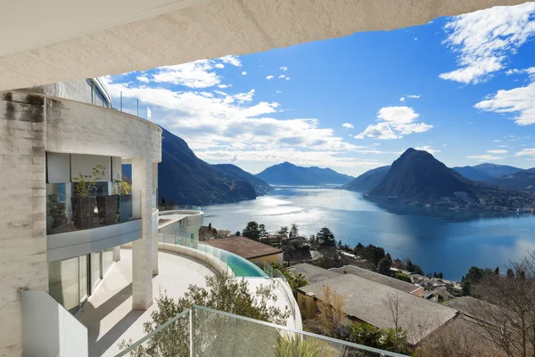 Vista lago da un edificio — Foto Stock