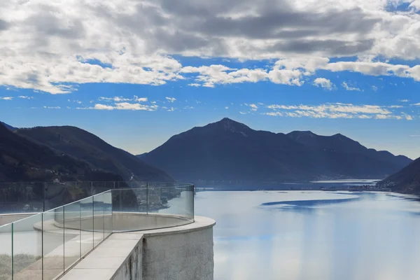 一幢大厦的湖景房 — 图库照片