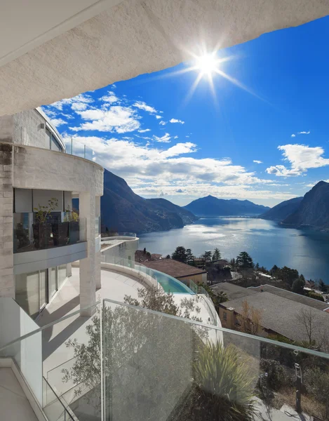 Vue sur le lac depuis un bâtiment — Photo