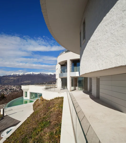 Bianco edificio moderno — Foto Stock