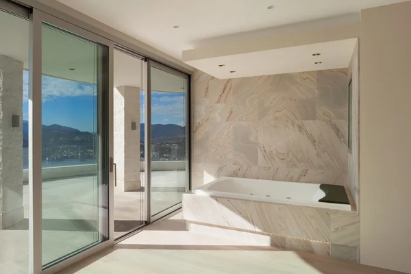 Intérieur, salle de bain confortable — Photo