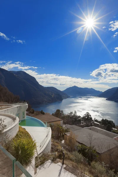 Vista al lago desde un edificio — Foto de Stock