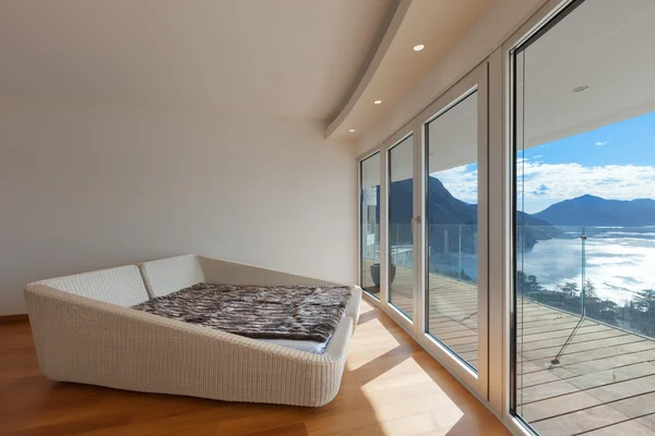 Leeres Zimmer mit einem Bett — Stockfoto