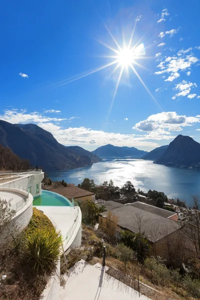 Vista para o lago de um edifício — Fotografia de Stock