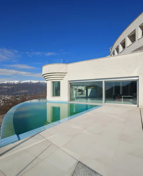 Beautiful modern building — Stock Image Beautiful modern building Stock Picture