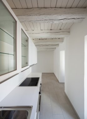 eski çatı katında iç mutfak