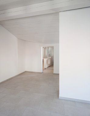 İç, boş oda duvarları ile