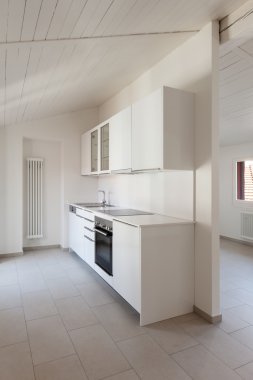 eski çatı katında iç mutfak