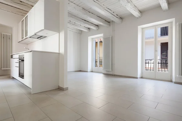 Cocina doméstica en loft viejo — Foto de Stock