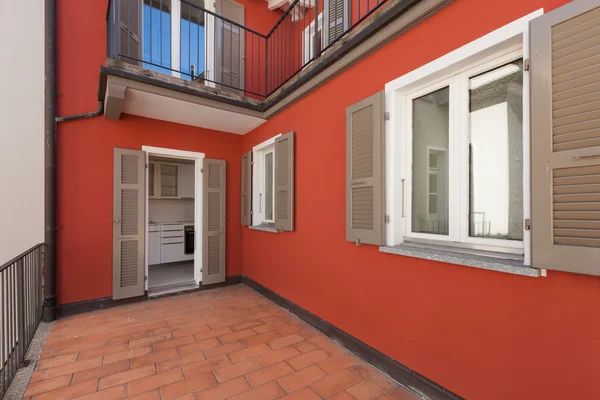 Terraza de una casa roja — Foto de Stock