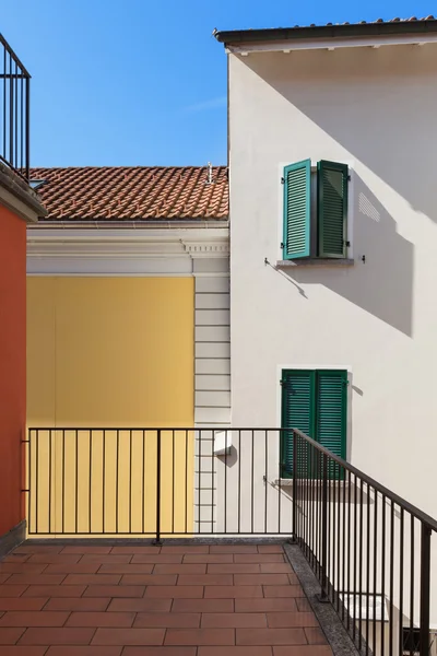 Terrasse eines roten Hauses — Stockfoto