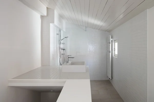 Wnętrze, biała łazienka — Zdjęcie stockowe