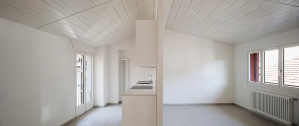 Küche im alten Dachboden — Stockfoto