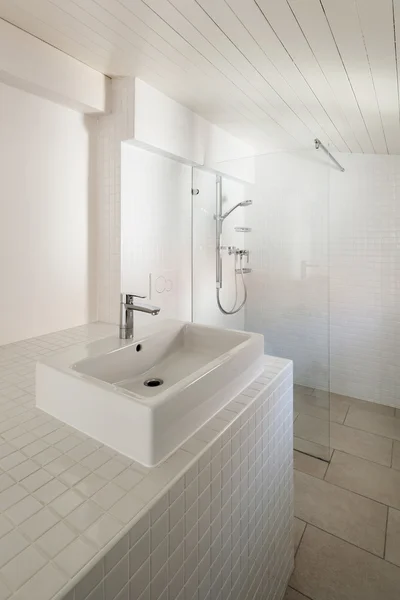 Innenraum, weißes Badezimmer — Stockfoto