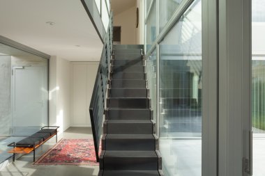 Demir merdiven ile salonu