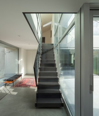 Demir merdiven ile salonu