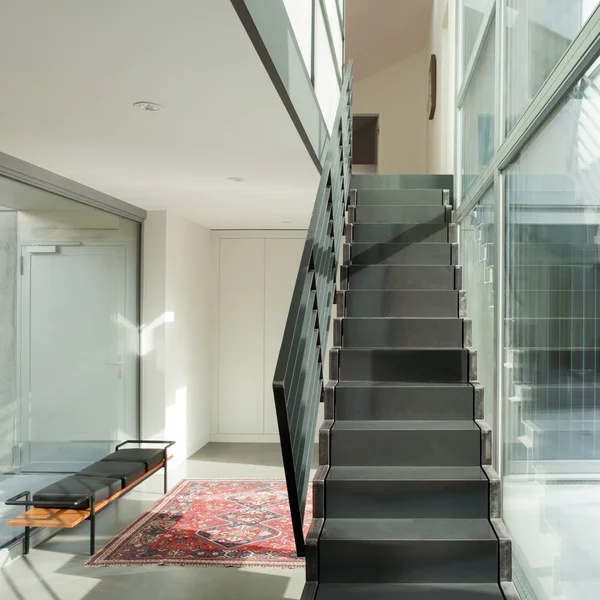 Escalier en fer d'une maison moderne — Photo