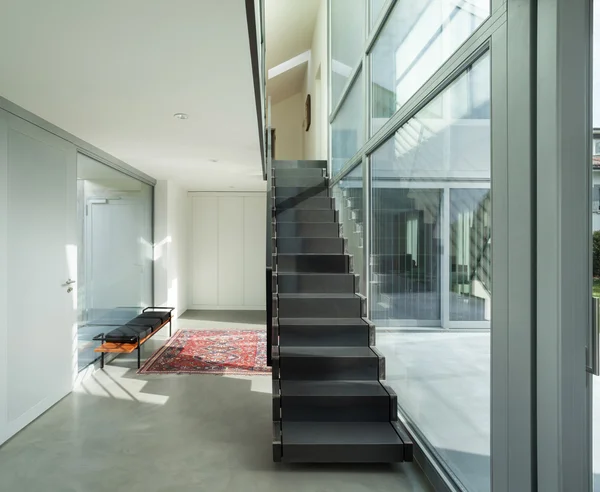 Escalera de hierro de una casa moderna — Foto de Stock