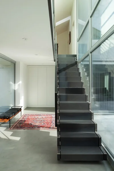 Żelazo schody nowoczesnego domu — Zdjęcie stockowe