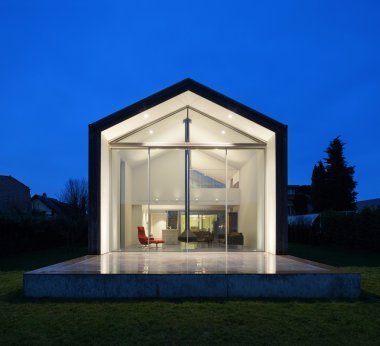 Modern bir evin içinde.