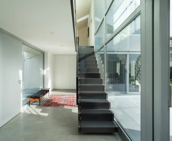 Modern bir evin demir merdiven — Stok fotoğraf